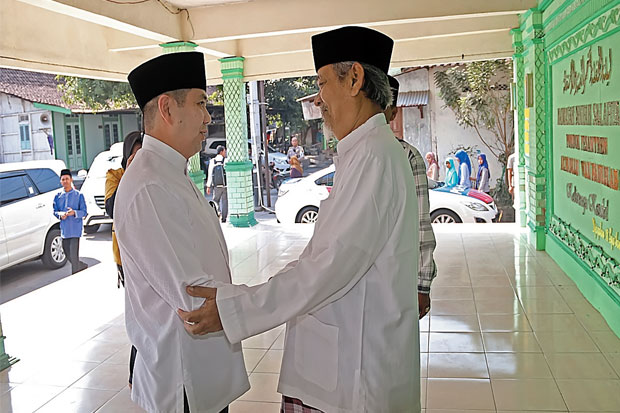 HT Sowan ke Kiai dan...