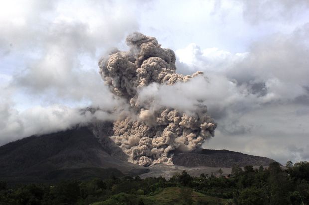 Gunung Sinabung Luncurkan...