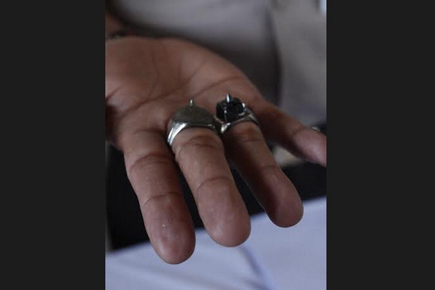 Pakai Cincin Baja Khusus,...