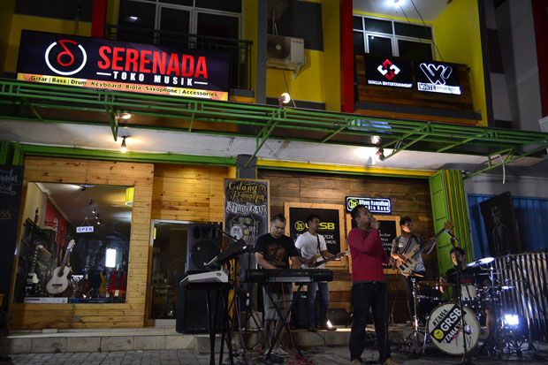 Bermain Musik Sambil...