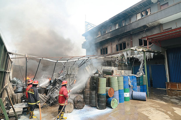 Gudang Cat Terbakar,...