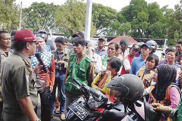 Tak Punya Lahan Mangkal,...
