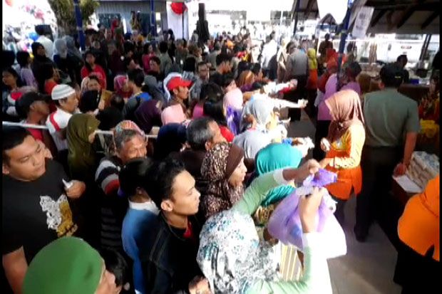 Warga Cilacap Berebut...