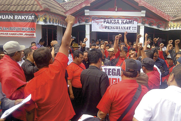 Kader Banteng Kepung...