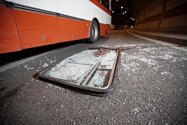 Bus Dilempar Orang Tak...