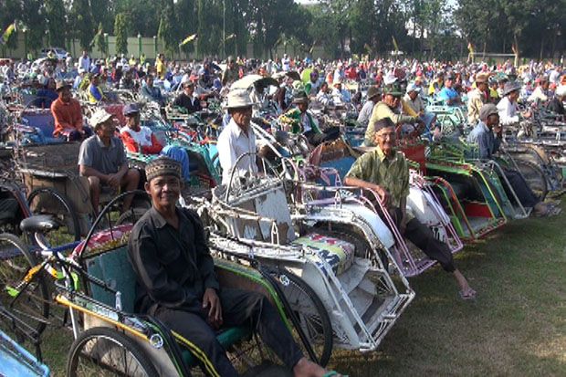 5.000 Tukang Becak Antre...
