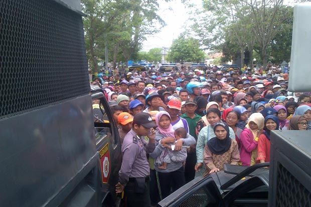 Ribuan Dhuafa Rebutan...