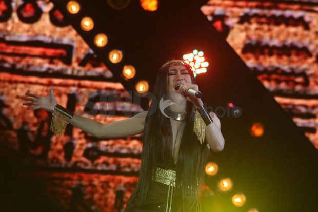 Angela Ganti Harpa dengan...