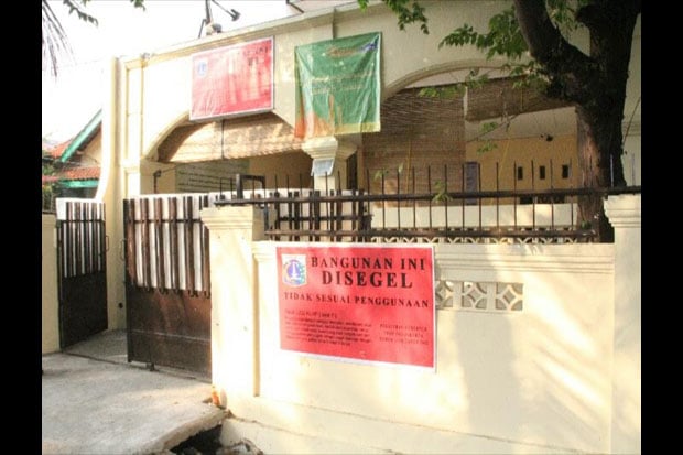 Camat Tebet Akui Segel...