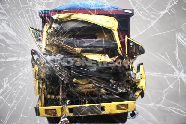 Tabrak Truk di Tikungan,...