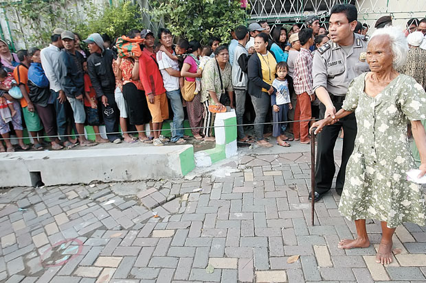 Antre Berjam-jam untuk...