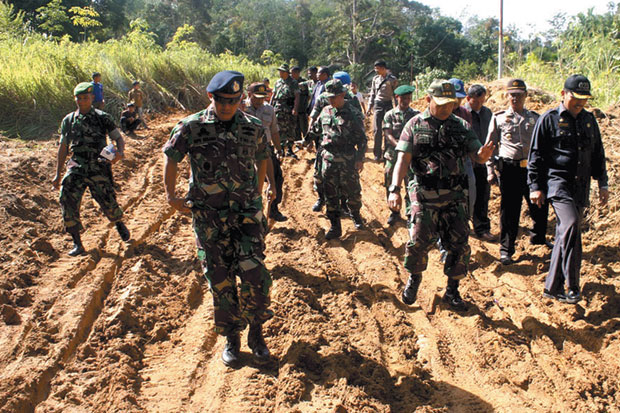 TNI Buka Jalan Tembus...
