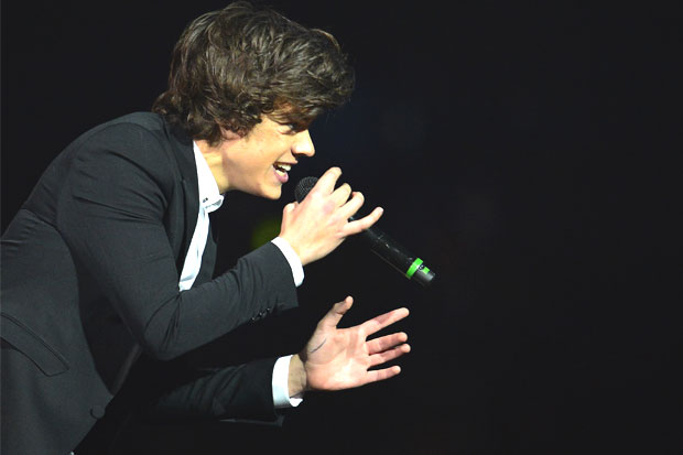 Harry Styles Jatuh di...