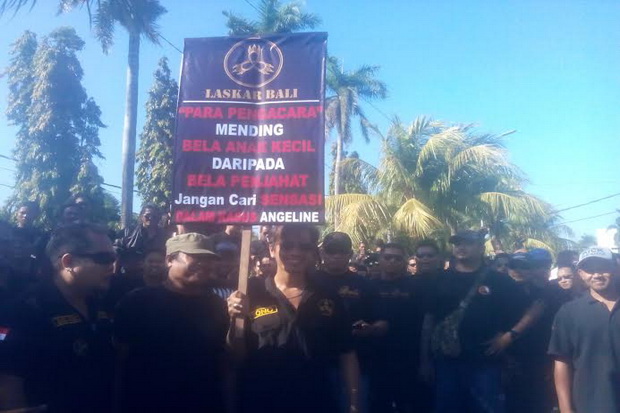 Ribuan Orang Berpakaian...
