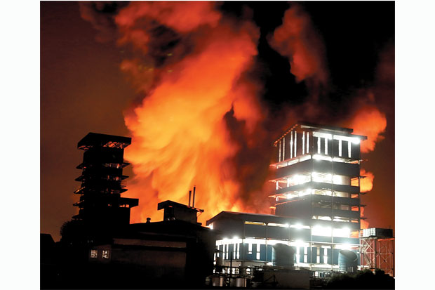 Pabrik Sinar Mas Terbakar...