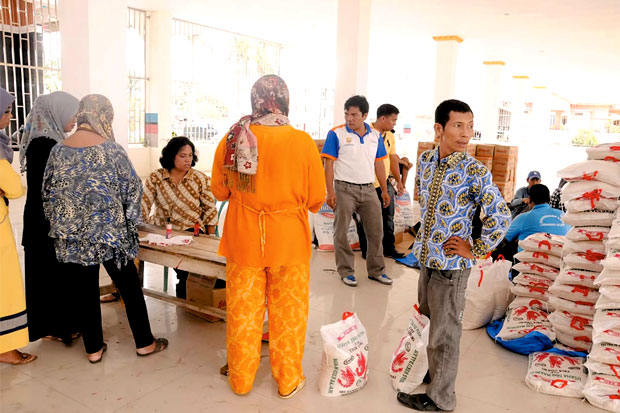 Warga Antusias Beli...