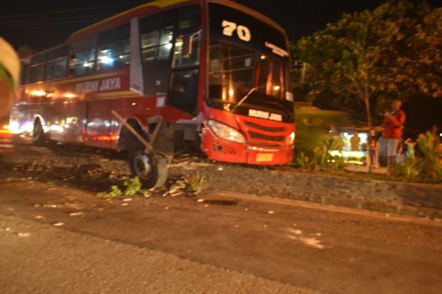 Kebut-kebutan, Bus Seruduk...