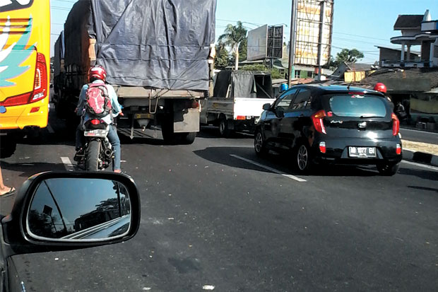Truk Barang Masih Melintas