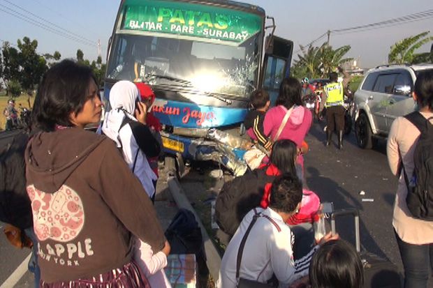 Bus dan Dua Minibus...