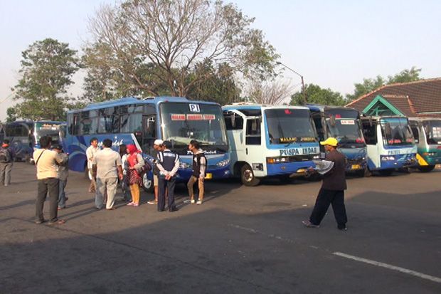 Sopir Bus Mogok, Ratusan...