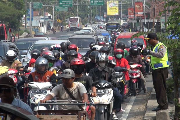 Gantian Lintasi Jembatan,...