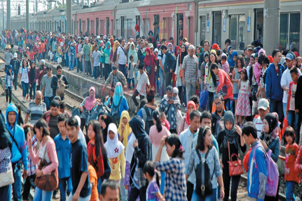 Ribuan Penumpang Padati...