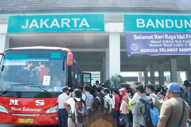 Bus Terjebak Macet,...