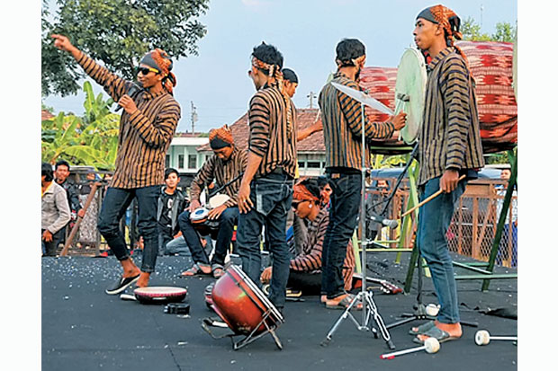 Kembangkan Budaya Tradisional...
