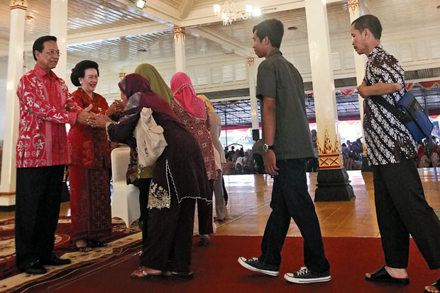 Ribuan Warga Antre Jabat...