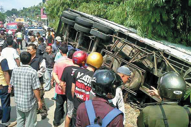 Truk Tabrak Motor, 1...