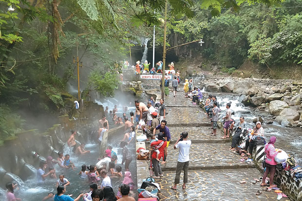 Berwisata ke Kabupaten...