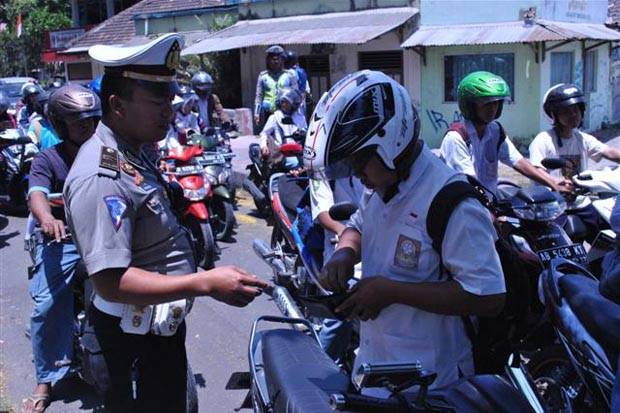 Awas! Kendarai Motor...