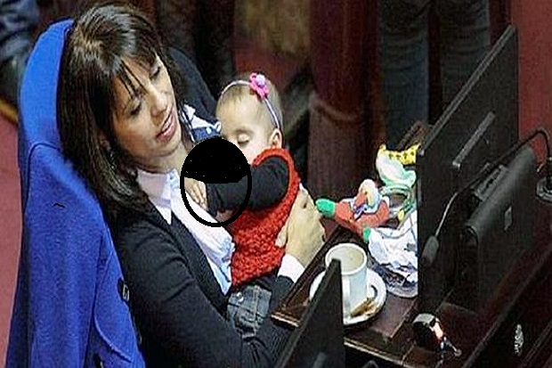 Susui Bayi saat Sidang...
