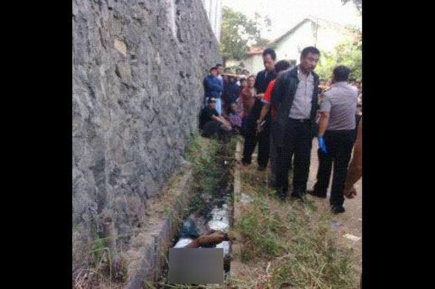 Mayat Laki-laki Pakai...