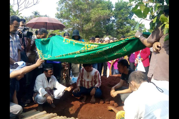 Isak Tangis Warnai Pemakaman...