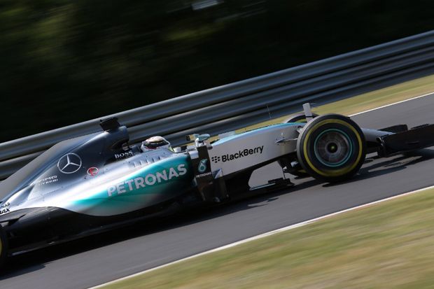 Duo Mercedes Start Satu-Dua...