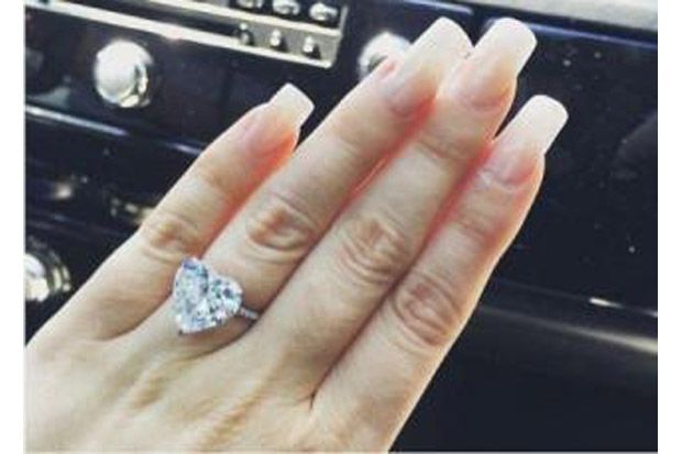 Lady Gaga Pamer Cincin...