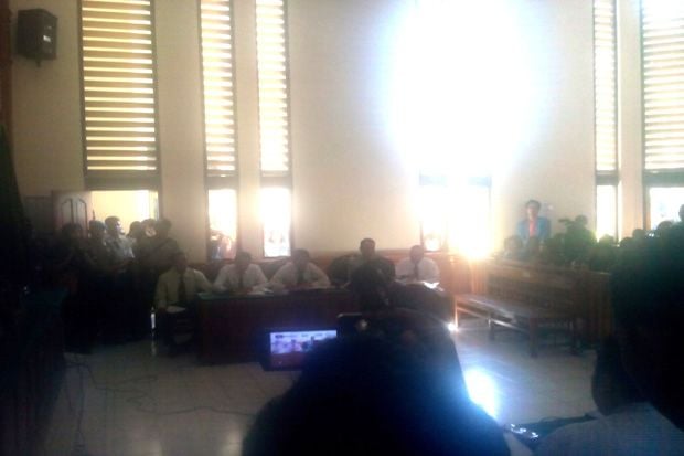 Demi Melihat Sidang...