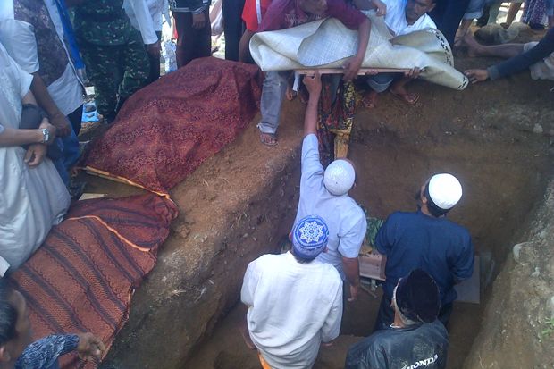 6 Korban Tewas Longsor...