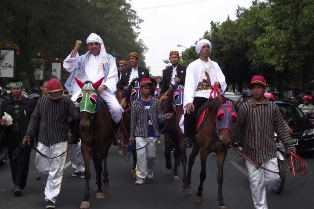 Bergaya Diponegoro,...