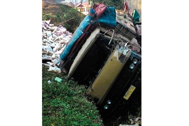 Truk Masuk Jurang, Satu...