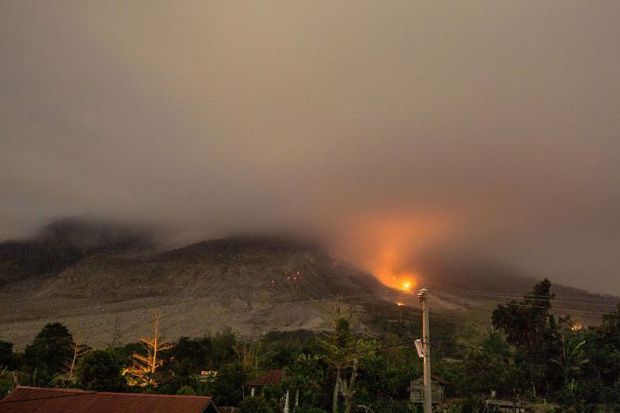 Sinabung Meraung Lagi,...