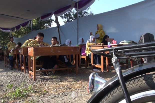 Sekolah Nyaris Roboh,...