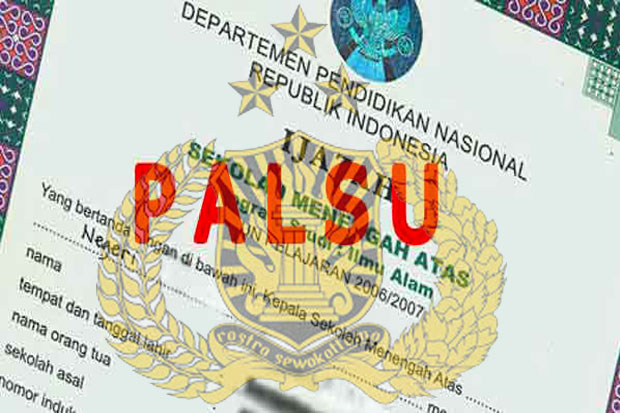 Gunakan Ijazah S1 Palsu,...