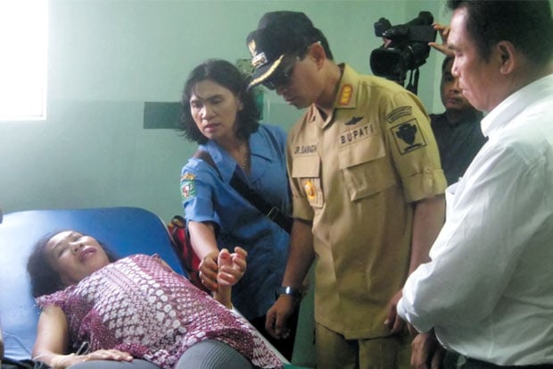 Bus Tabrak Tiang Listrik,...