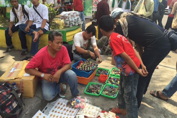 Pedagang Batu Akik Mencari...