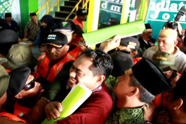 Kembali Ricuh, Registrasi...