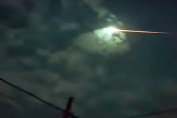 Meteor Hijau Hebohkan...
