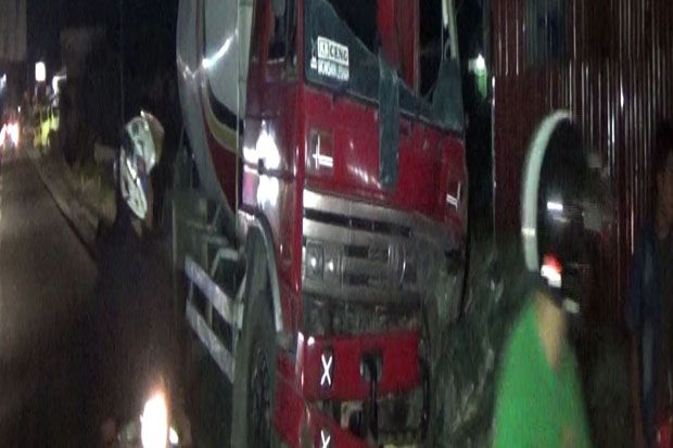 Truk Semen Tabrak Tiga...