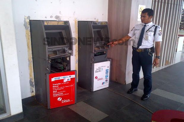 10 Perampok Bertopeng...